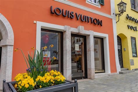 LOUIS VUITTON SHOP Kitzbühel .